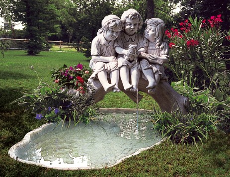 bambini che giocano in giardino